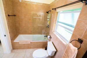 Kombinert dusj/badekar, hårføner og håndklær