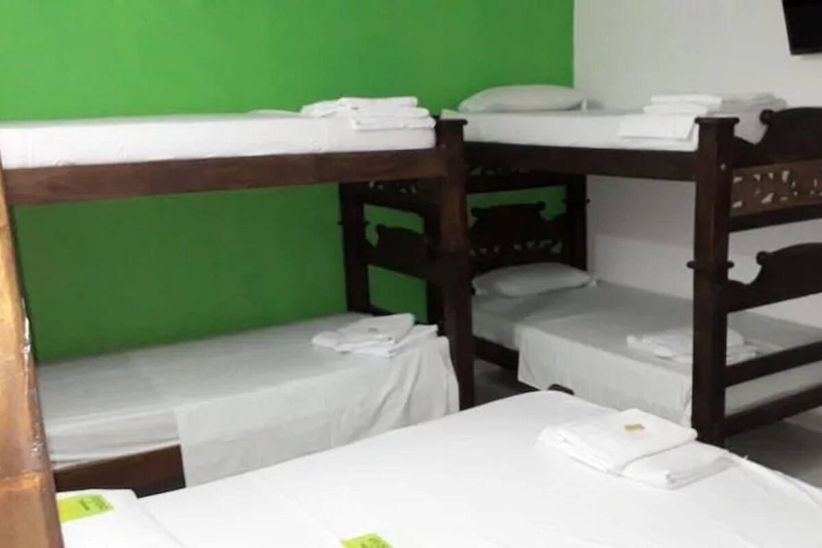 Habitación familiar, varias camas | Ropa de cama de alta calidad, colchones Select Comfort, escritorio