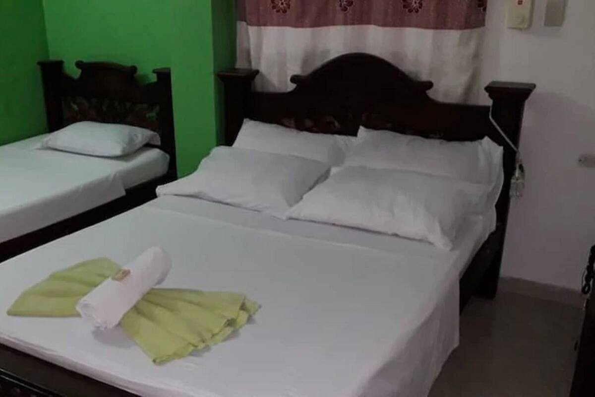 Habitación familiar doble | Ropa de cama de alta calidad, colchones Select Comfort, escritorio