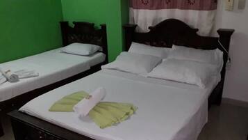 Habitación doble familiar | Ropa de cama de alta calidad, camas Select Comfort y muebles diferentes