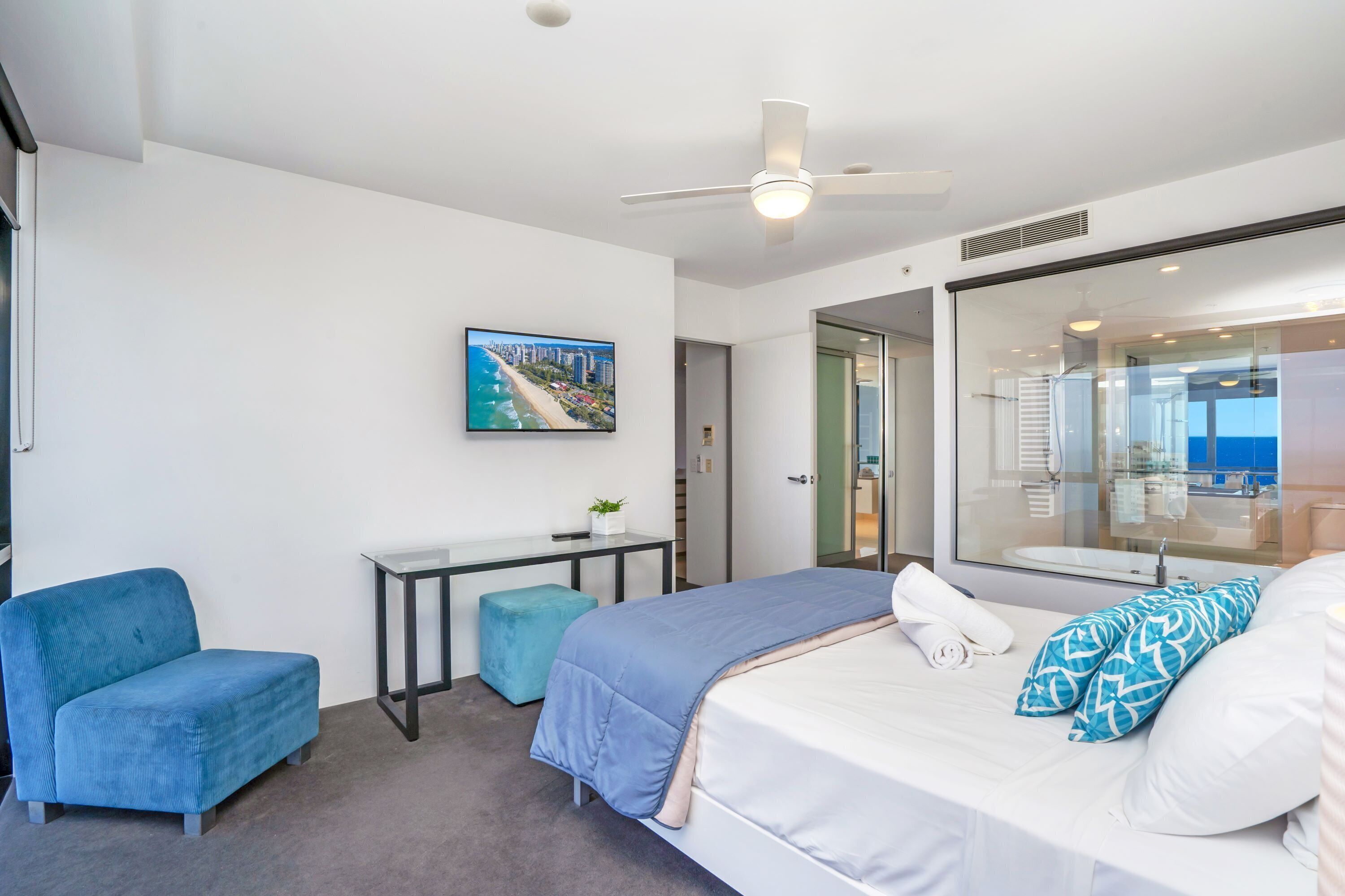 Circle on Cavill Ocean & Hinterland Views — image 7