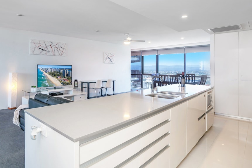 Circle On Cavill Ocean & Hinterland Views - Surfers Paradise