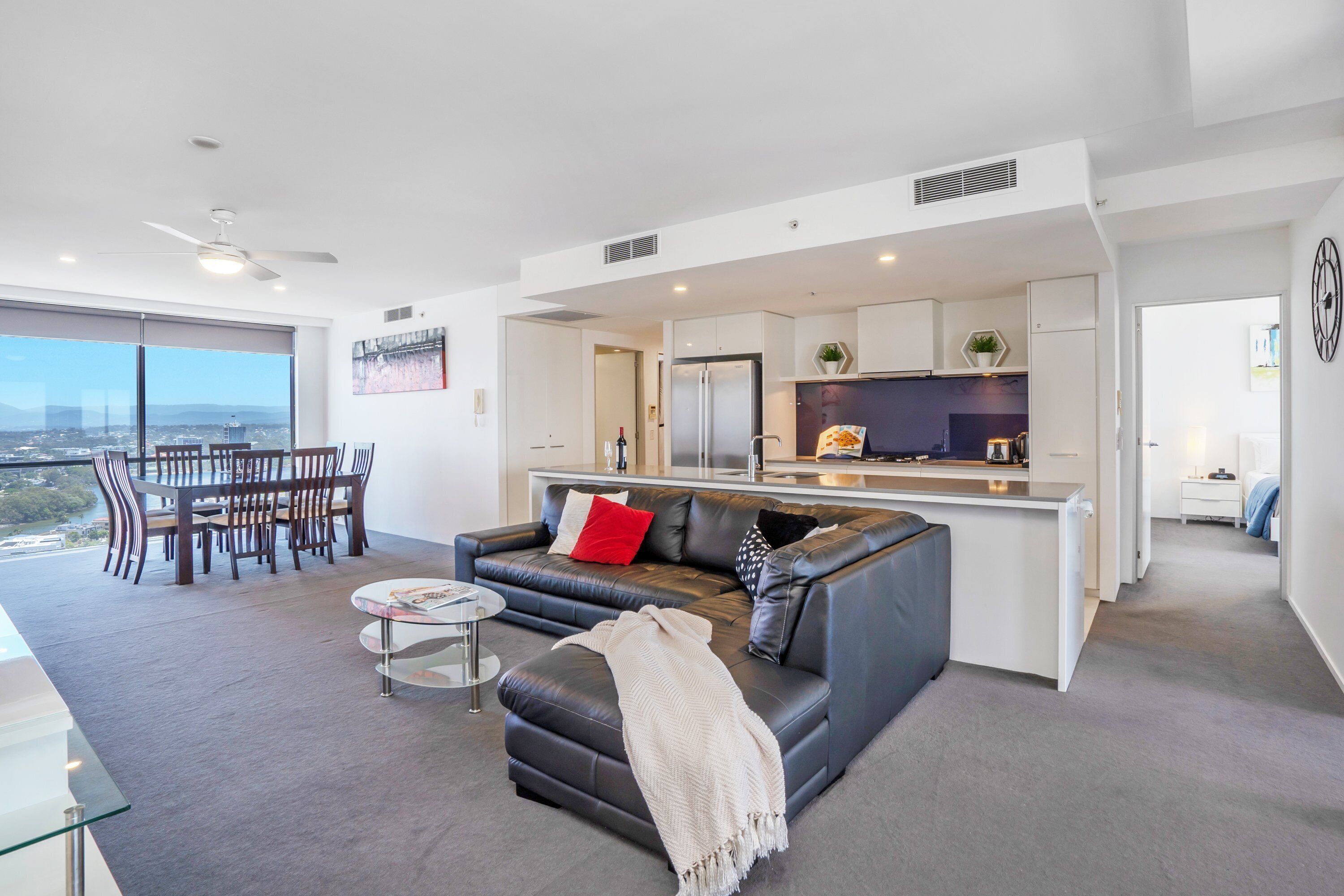 Circle on Cavill Ocean & Hinterland Views — image 16