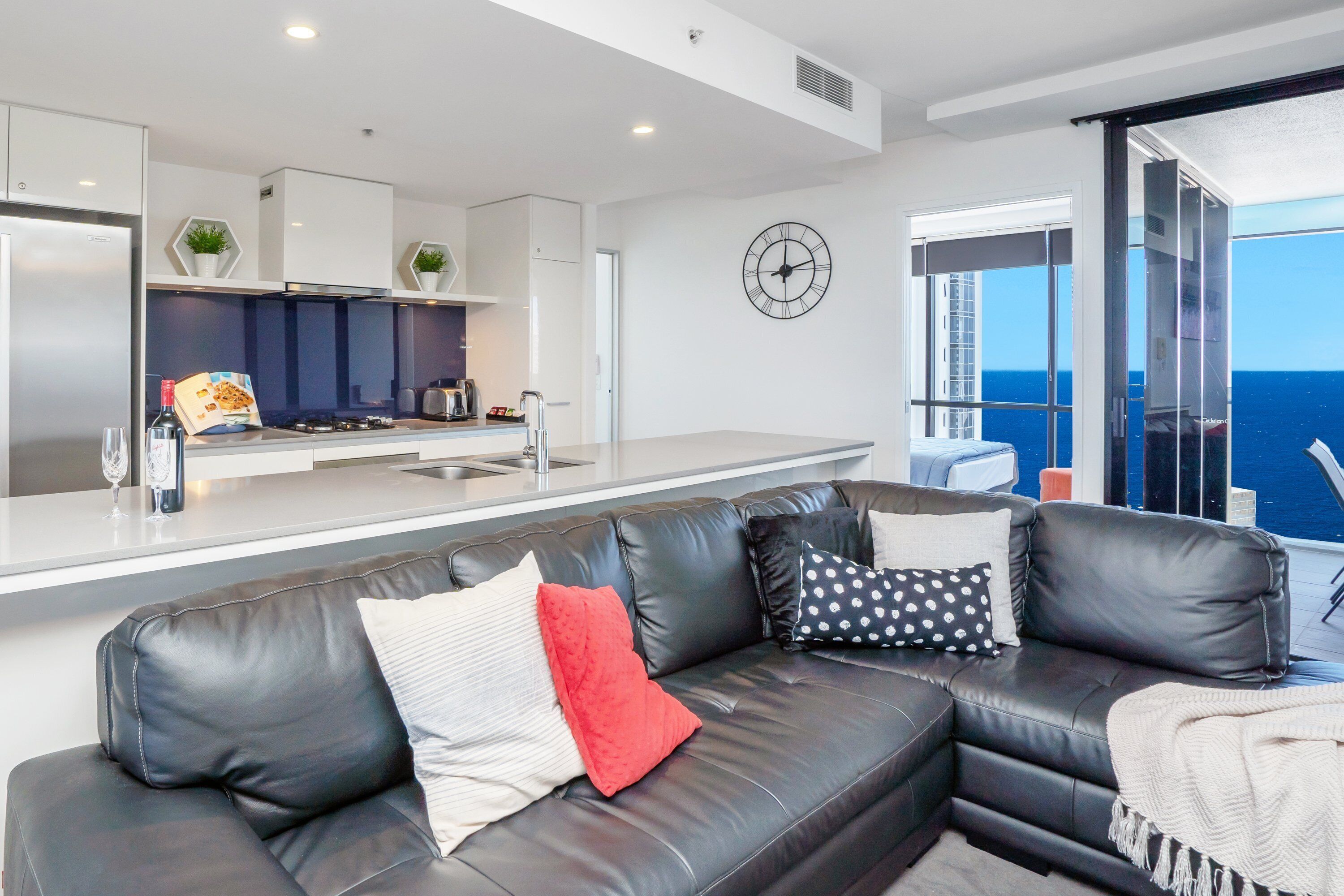 Circle on Cavill Ocean & Hinterland Views — image 8