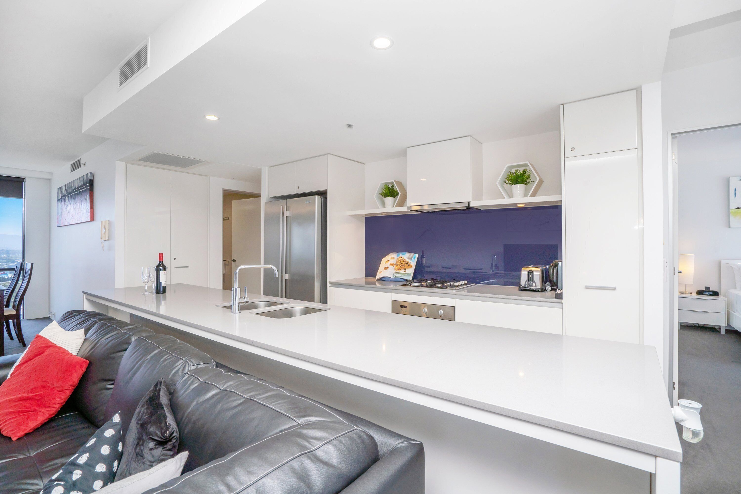 Circle on Cavill Ocean & Hinterland Views — image 15