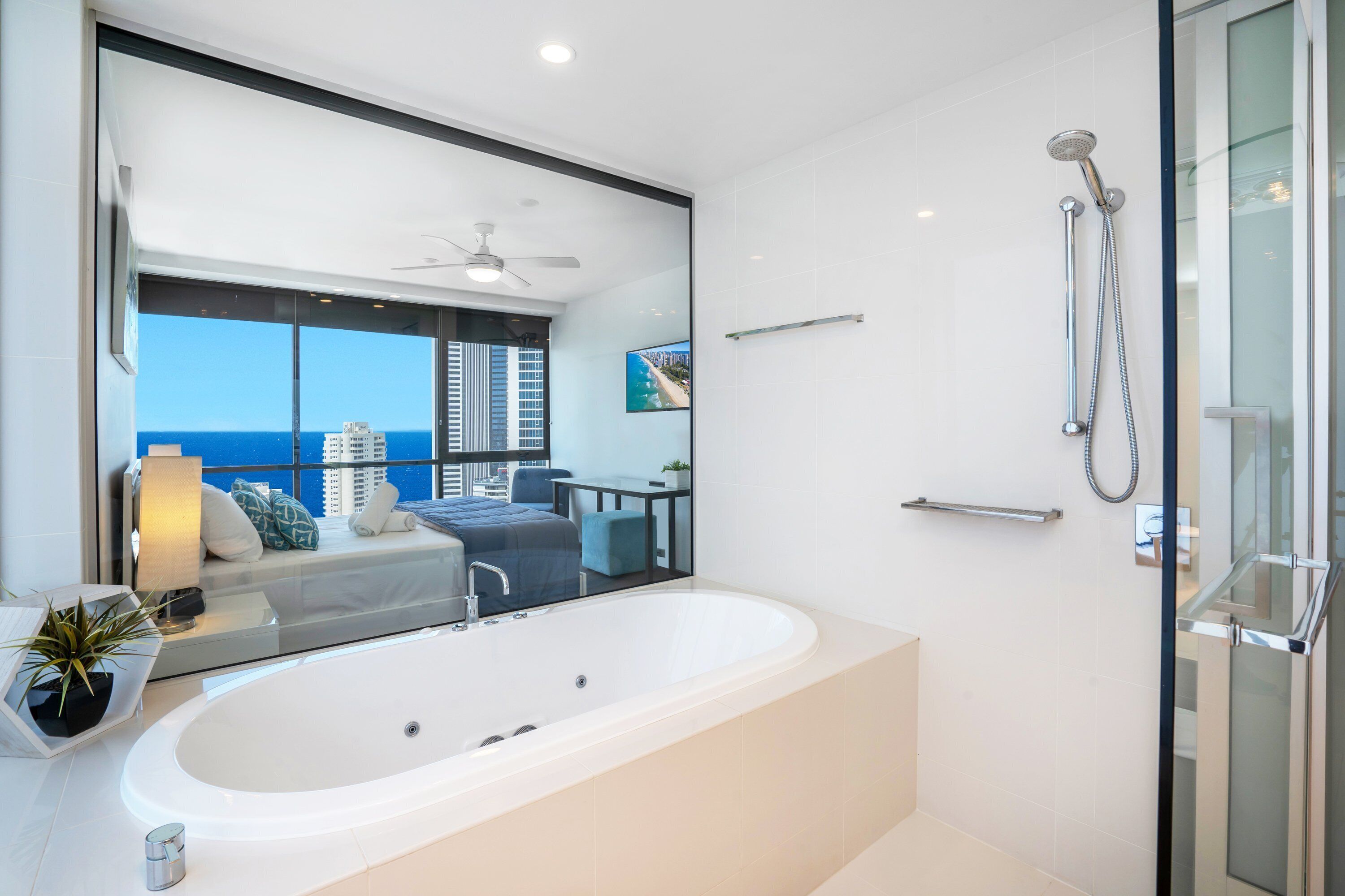 Circle on Cavill Ocean & Hinterland Views — image 12