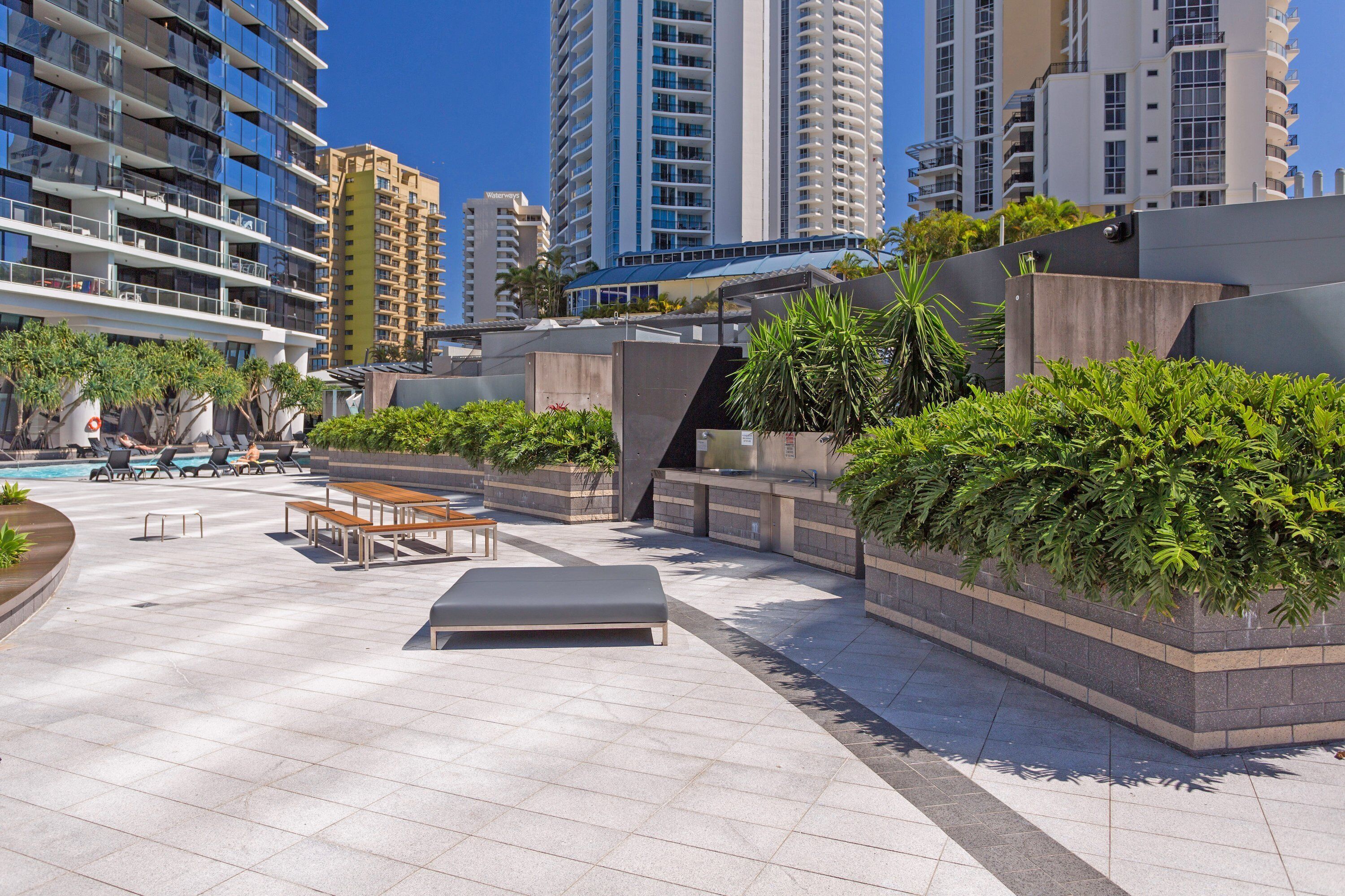 Circle on Cavill Ocean & Hinterland Views — image 24