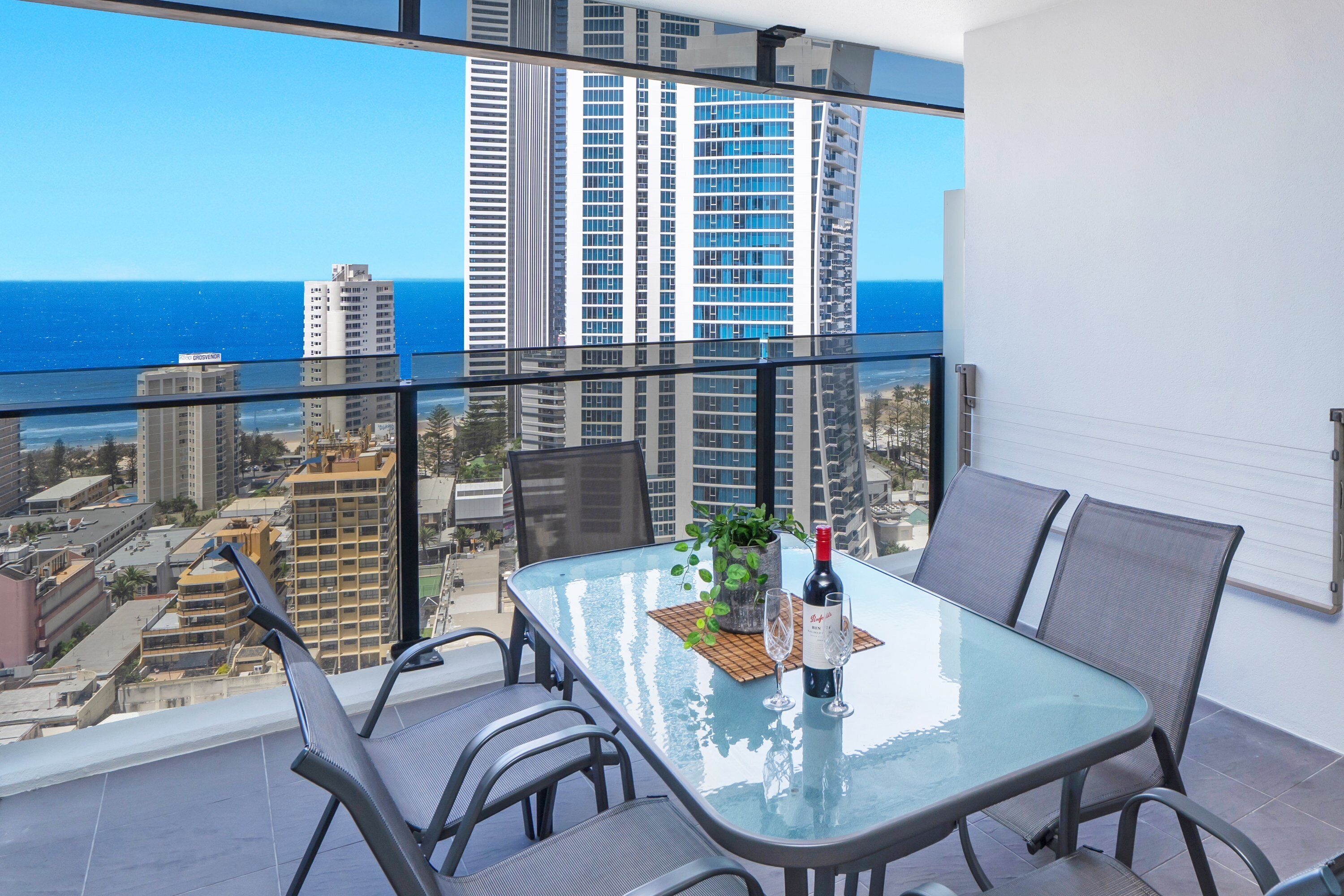 Circle on Cavill Ocean & Hinterland Views — image 19