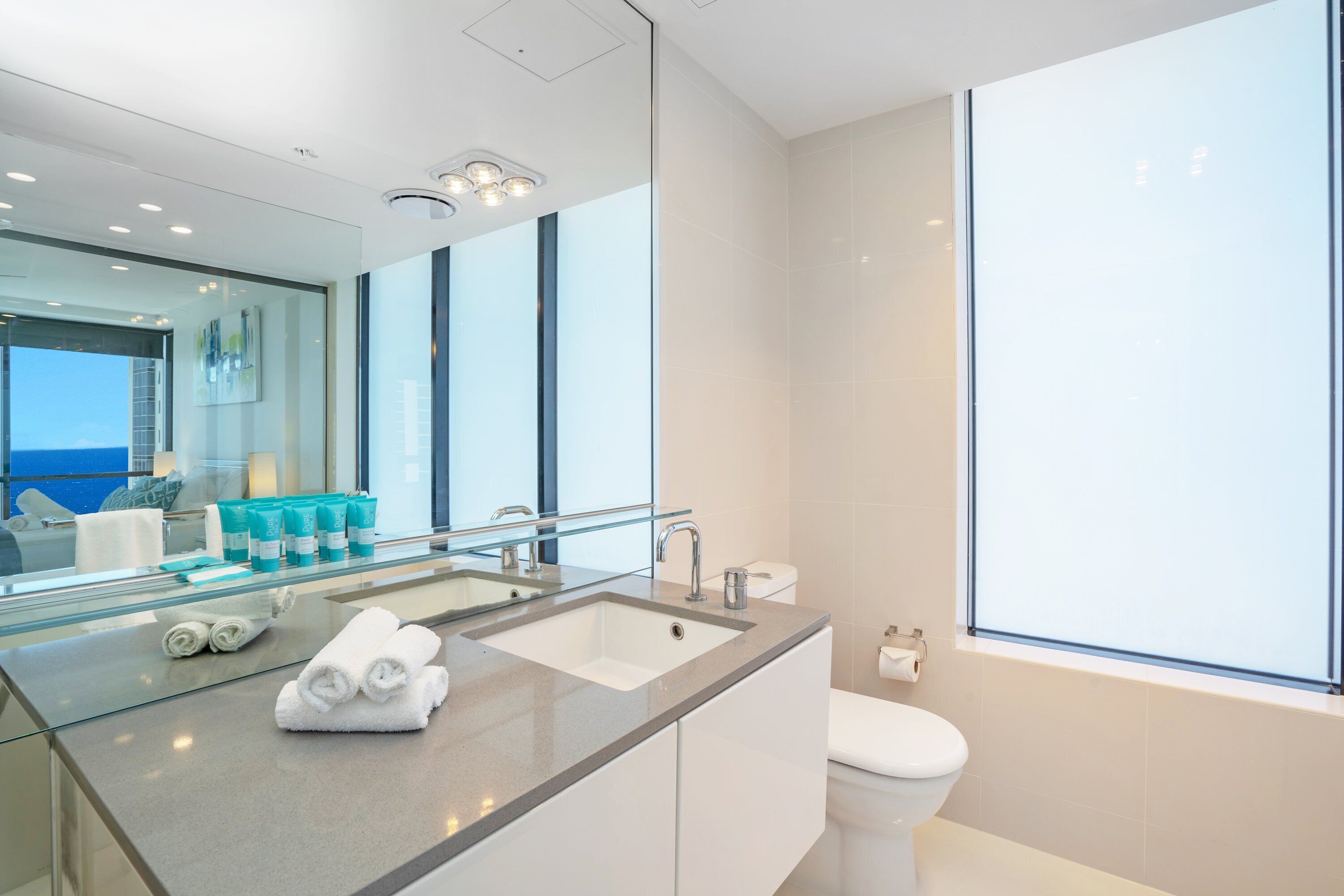 Circle on Cavill Ocean & Hinterland Views — image 11