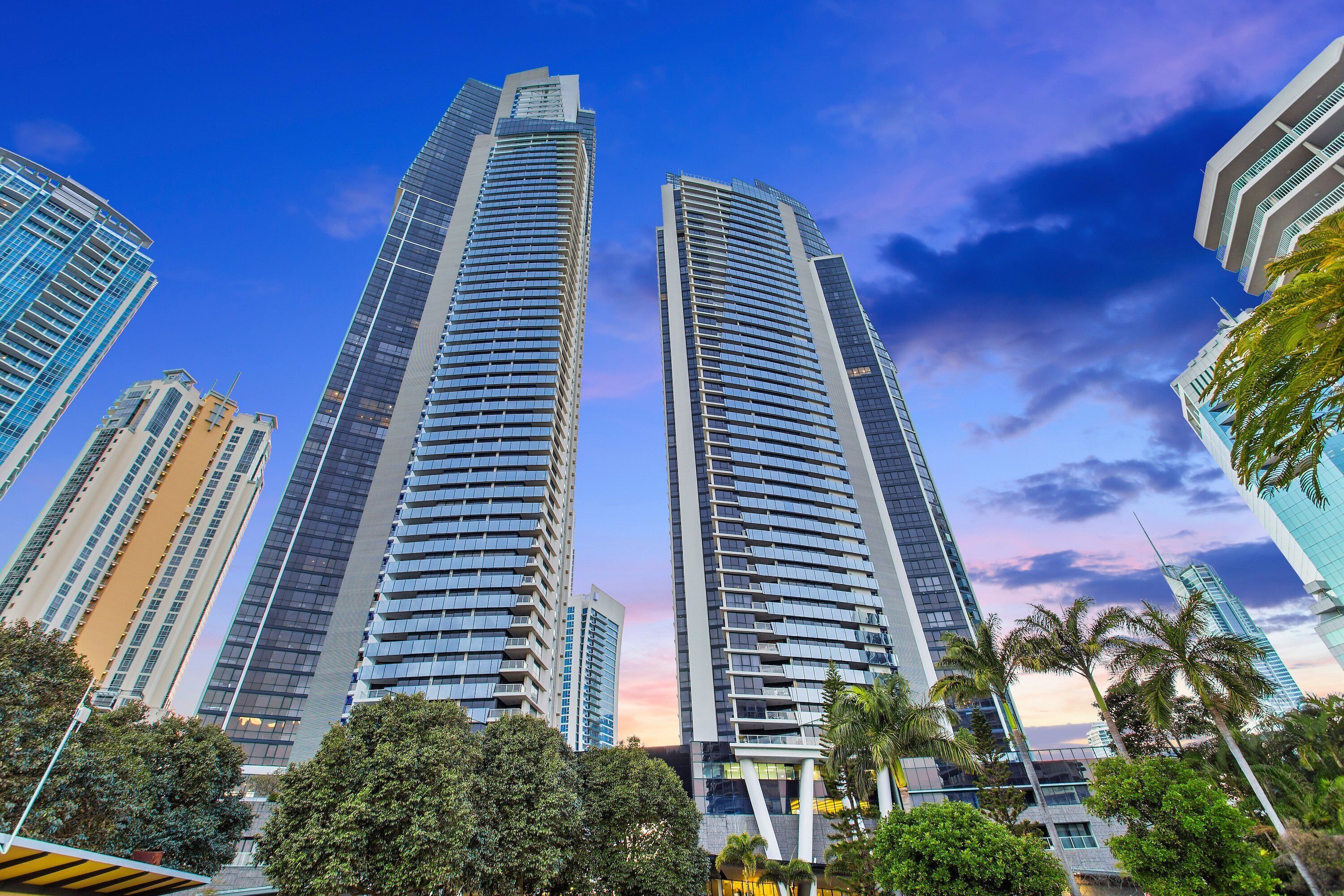 Circle on Cavill Ocean & Hinterland Views — image 22