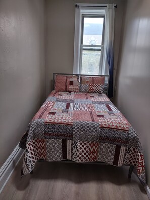 2 chambres, fer et planche à repasser, Wi-Fi gratuit, draps fournis