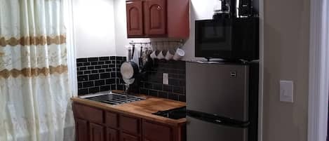 Kylskåp, mikrovågsugn, spishäll och kaffe- och tebryggare