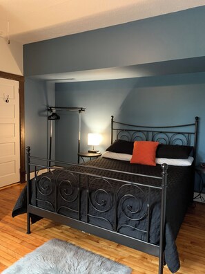 Bügeleisen/Bügelbrett, kostenloses WLAN, Bettwäsche, Wecker