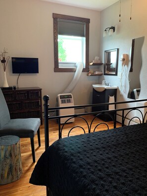 Een strijkplank/strijkijzer, gratis wifi, beddengoed, een wekker