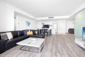 TV - Circle on Cavill Ocean View (Surfers Paradise)