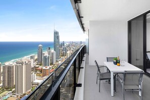Outdoor dining - Circle on Cavill Ocean View (Surfers Paradise)
