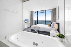 2 bedrooms, iron/ironing board, free WiFi, bed sheets - Circle on Cavill Ocean View (Surfers Paradise)