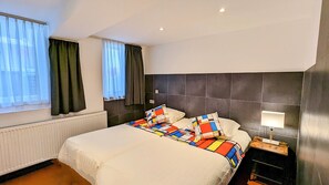 4 soverom, safe på rommet, strykejern/-brett og reiseseng for barn