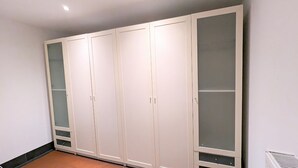 Un vestidor amplio con puertas correderas y un espejo.