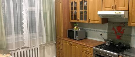 Refrigerador, microondas, horno y tetera eléctrica