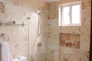 Dusche, Handtücher, Seife, Shampoo