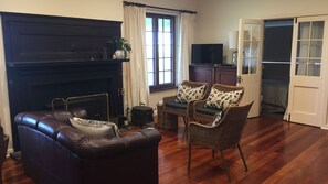 TV, DVD player - Gorgeous Stone Cottage on the Seafront (Encounter Bay)