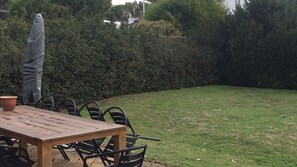 Outdoor dining - Gorgeous Stone Cottage on the Seafront (Encounter Bay)
