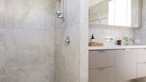 Baignoire, serviettes fournies, papier toilette