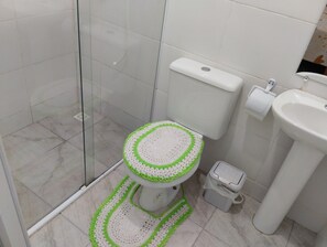 Regadera, toallas, jabón, papel de baño