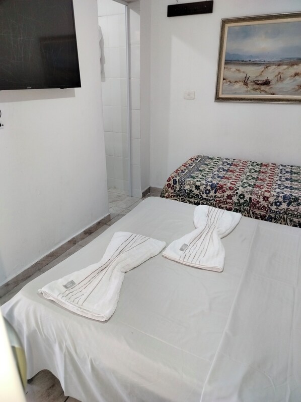 1 bedroom, free WiFi, bed sheets - Beautiful Independent and Exclusive Complete Suite 3 Blocks from the Beach! (Praia Grande)
