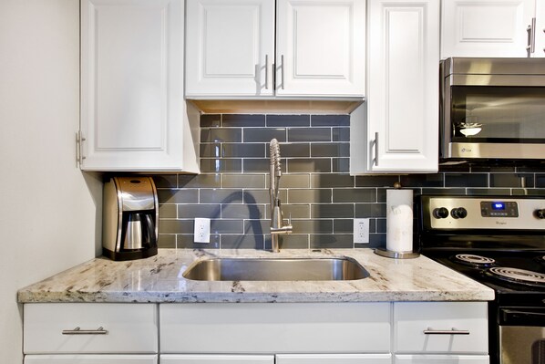 冰箱、微波炉、烤箱、炉灶