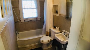 Ensemble douche/baignoire, serviettes fournies, savon, shampoing