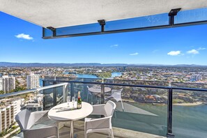 Outdoor dining - Circle on Cavill River View (Surfers Paradise)
