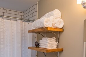 Combined shower/bathtub, hair dryer, towels