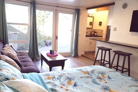 1 bedroom, iron/ironing board, WiFi, bed sheets. Venice Tiki Pad, Poolside Oasis with Private Entry