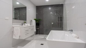 Badekar, hårtørrer, håndklæder