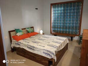 3 bedrooms, desk, bed sheets - A 3 bed room apartment on two levels with a big living & dining area. (Kolkata)
