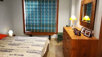 3 bedrooms, desk, bed sheets