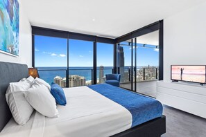 3 bedrooms, iron/ironing board, free WiFi, bed sheets - Circle on Cavill Sub Penthouse Ocean View (Surfers Paradise)
