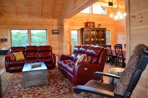 Smart TV, fireplace, DVD player, table tennis - TIMBER RIDGE / LONG RANGE MOUNTAIN VIEWS / HOT TUB  / GAME ROOM / PET FRIENDLY (Black Mountain)