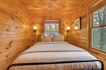 Cozy Cabin in Private Location w/ Hot Tub & Grill!