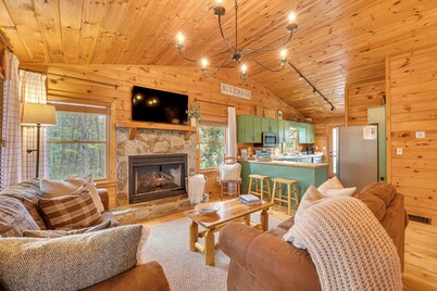 Cozy Cabin in Private Location w/ Hot Tub & Grill!