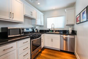 Kylskåp, mikrovågsugn, ugn och spishäll