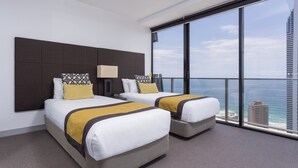 Ein Hotelzimmer mit zwei Betten, einem großen Fenster und Stadtblick sowie einem modernen Design.