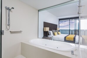 Douche, baignoire à jets, sèche-cheveux, serviettes fournies