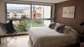 Apartemen, 1 Tempat Tidur King dengan tempat tidur Sofa, Bebas Asap Rokok, pemandangan kota | Didekorasi berbeda-beda dan dilengkapi dengan perabotan berbeda-beda