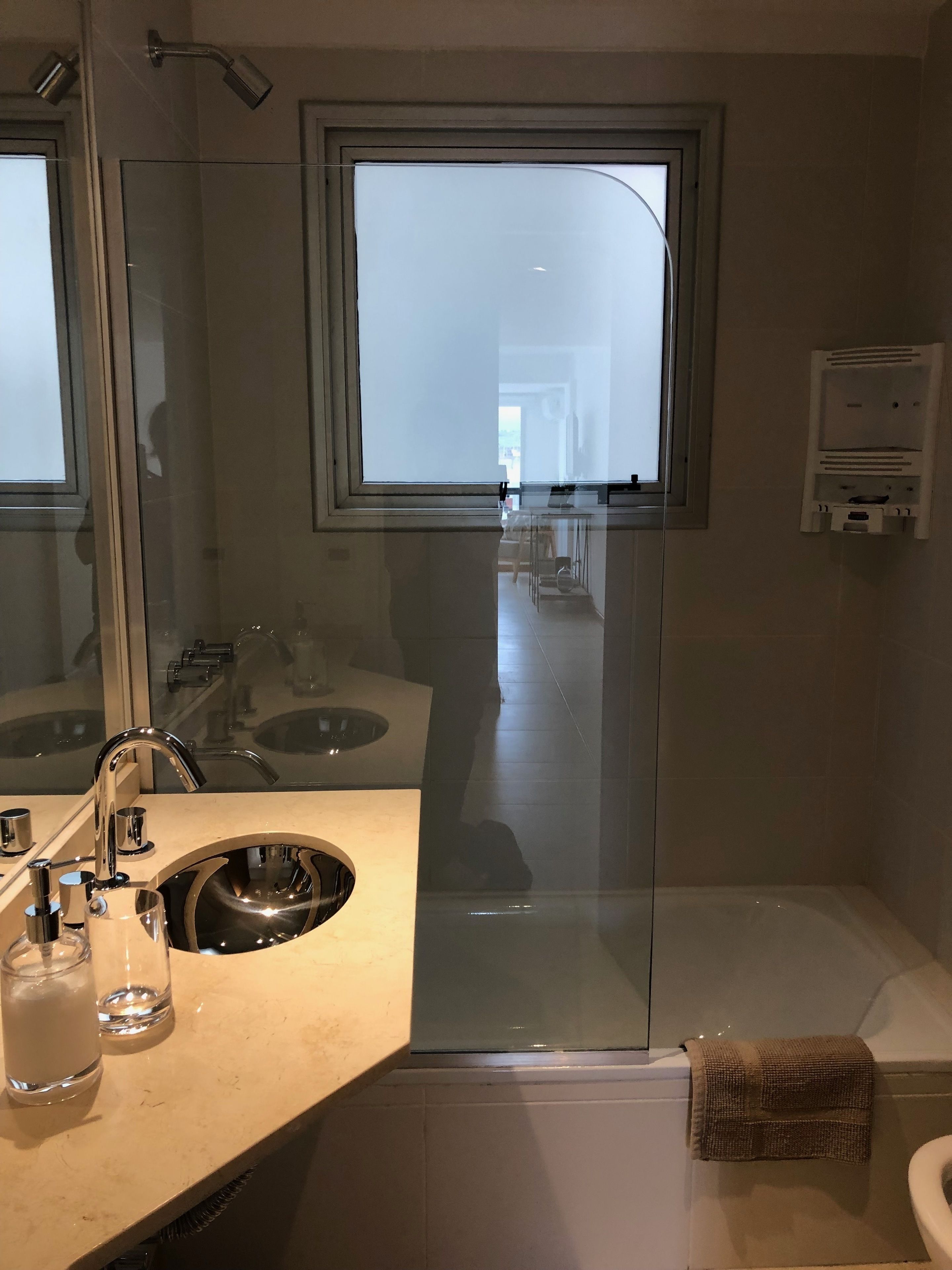 Kombinasi shower/bathtub, kloset,  dan handuk