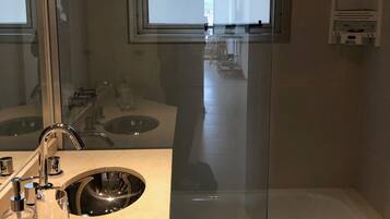 Kombinasi shower/bathtub, kloset, dan handuk