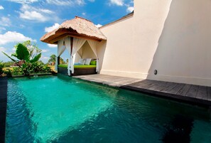 Outdoor pool, sun loungers - Private Pool, One Bedroom Villa Rice Field View near Ubud (Ubud)
