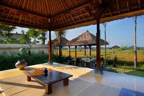 Outdoor dining - Private Pool, One Bedroom Villa Rice Field View near Ubud (Ubud)